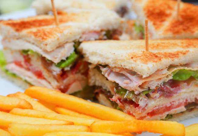 1. Этап. Клаб сэндвич: Для того, чтобы получившийся сэндвич было удобно есть, разрежьте его на несколько частей. Каждую часть проткните шпажкой и выложите кусочки на блюдо. Для вечеринки приготовьте несколько таких сэндвичей и уложите их на большое блюдо.