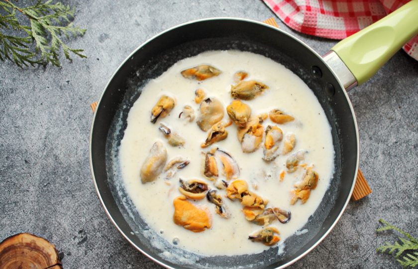 1. Этап. Мидии в соусе Горгонзола: Выложите в соус мидии.