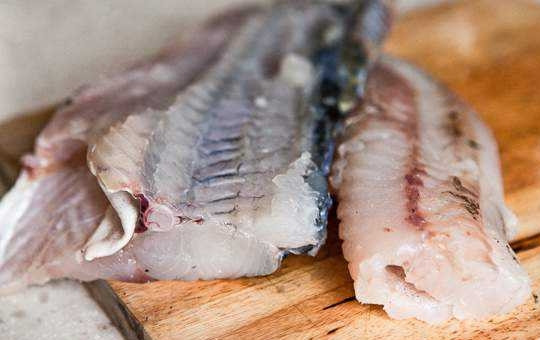 1. Этап. Рыбные зразы: Тщательно зачистите филе от костей и кожи.