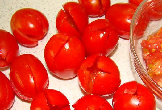 1. Этап. Салат к 8 марта: 1. Отличное блюдо - салат к 8 марта, который можно готовить на любой праздник. Для начала нужно извлечь сердцевину в помидорах. Для этого разрежьте верхушку на 4 части и чайной ложкой извлеките середину.