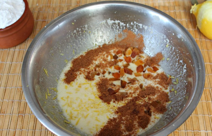 1. Этап. Кулич с корицей: Добавляем молотую корицу, цедру лимона и нарезанную кусочками курагу. Если курага сухая, предварительно замачиваем ее в кипятке на 7-10 минут.