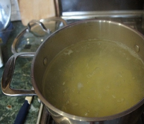 1. Этап. Суп, сжигающий калории: 5.Поставьте на огонь кастрюлю с водой. В момент закипания воды положите нарезанный картофель. Дайте закипеть и недолго варите картофель (минут 5).