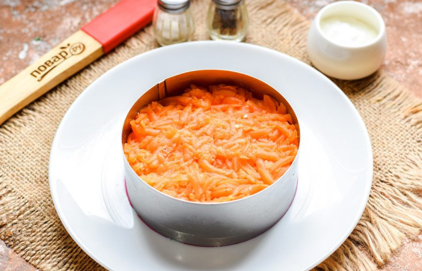 1. Этап. Салат Чингисхан со свеклой: Далее выложите слой моркови.