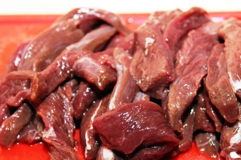 1. Этап. Жаркое из оленины: 1. Подготовим ингредиенты. Оленину режем порционными небольшими кусочками, промываем и обсушиваем. Солим. Яблоко режем небольшими брусочками, лук измельчаем.