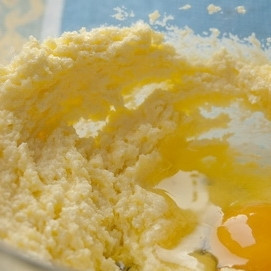 1. Этап. Классическое имбирное печенье: Сливочное масло слегка взбиваем с сахаром, затем туда же добавляем яйцо.