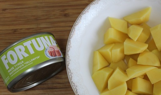 1. Этап. Деревенский испанский салат с тунцом: Картофель очистить и нарезать не мелко.