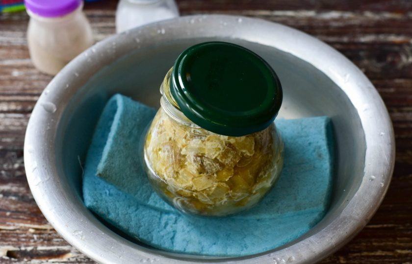 1. Этап. Икра из баклажанов с майонезом на зиму: В миску или кастрюлю на дно выложите тряпку, установите банку с икрой, налейте воду. Стерилизуйте икру в течение 7-10 минут.