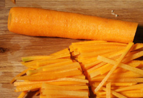 1. Этап. Лазанья с мясом и овощами: Морковь порежьте соломкой.