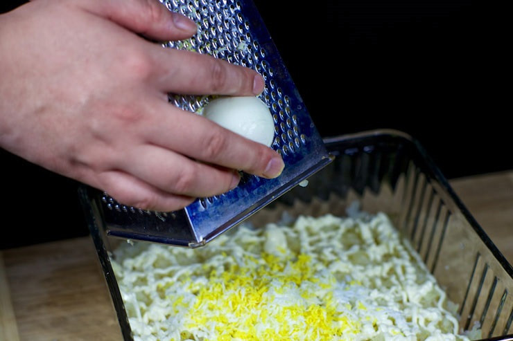 1. Этап. Салат Лагуна: 7. Следом натереть на терке яйца.
