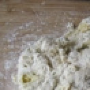 1. Этап. Сырные булочки Эмменталь: Припудрить мукой поверхность стола. Месить тесто в течении 10 минут.