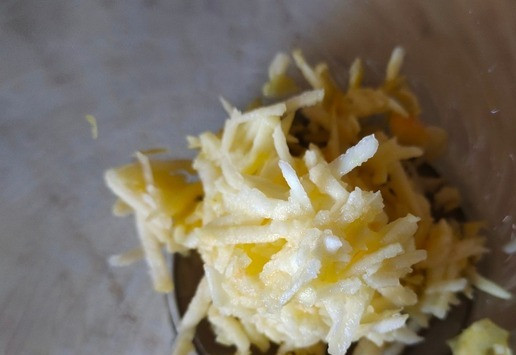 1. Этап. Вафли пышные Любимый завтрак: Моем и очищаем яблоко от сердцевины с семечками. Натираем на крупной тёрке.