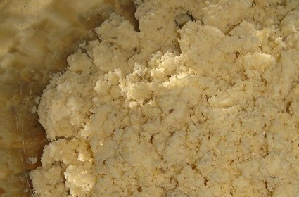 1. Этап. Котлеты из тыквы с картофелем: Окара представляет собой фарш из соевого мяса. Это то, что остается после отжима соевого молока. Запаха и вкуса она практически не имеет, по консистенции напоминает творог. Окара очень богата белками и является низкокалорийным продуктом. Положите полкило соевого фарша в миску.