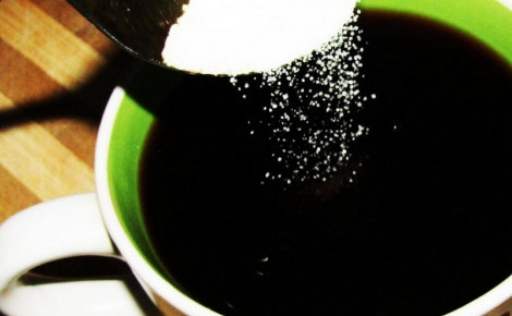 1. Этап. Диетическая коврижка: В свеже сваренном кофе растворите сахар. Остудите напиток.