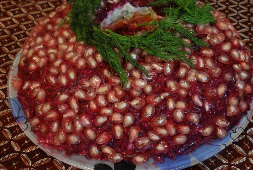 1. Этап. Салат Гранатовый браслет: 12. Украшаем зеленью и даем салату настояться.