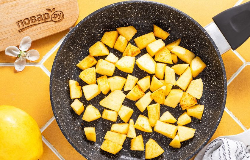 1. Этап. Пшенная каша с айвой: Разогрейте сковороду на среднем огне, добавьте кусочек сливочного масла. Обжарьте айву несколько минут до легкого золотистого цвета, затем влейте 40-50 мл. горячей воды. Накройте сковороду крышкой и тушите 20-25 минут до мягкости айвы.