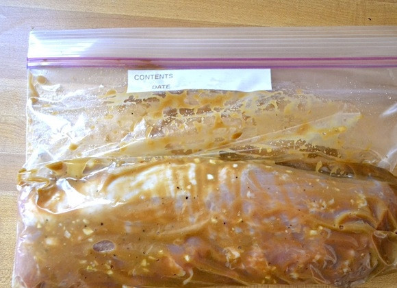 1. Этап. Свиная вырезка с горчицей: 2. Помойте, а затем оботрите свиную вырезку. Положите свиную вырезку в пищевой пакет, добавьте в пакет маринад, обмакните всю свинину в маринаде, выдавите из пакета воздух и закройте его. Положите пакет в холодильник минимум на 2 часа, лучше - на ночь.