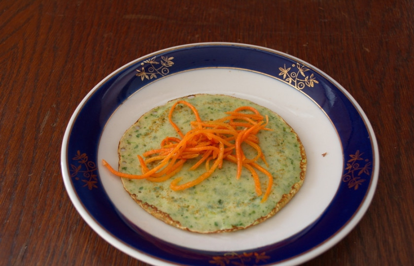 1. Этап. Блинчики соленые: На каждый блинчик выкладываем порцию корейской морковки и сворачиваем в рулетик. Для более праздничной подачи, чтоб блинчик не разворачивался, его можно перевязать перышком зеленого лука.