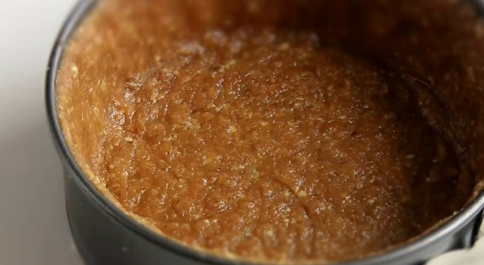 1. Этап. Чизкейк Карамельный по-домашнему со сгущенкой: 3. Застелите форму пергаментом, выложите и утрамбуйте в неё получившееся 