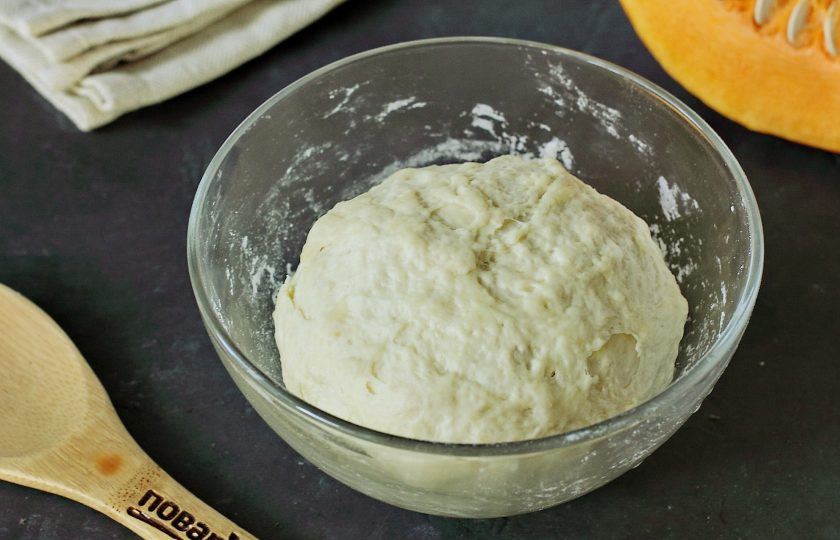 1. Этап. Пирог с тыквой и мясом: Частями подсыпая муку, замесите мягкое тесто. По консистенции тесто должно быть похоже на дрожжевое. Накройте его полотенцем и оставьте на 20 минут.