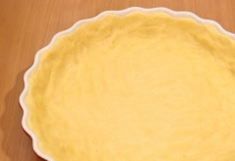 1. Этап. Вкусный пирог с брусникой: 5. Форму для выпекания смазываем маслом (можно также застелить её бумагой для выпечки), укладываем в неё полученное тесто, формируя при этом бортики.