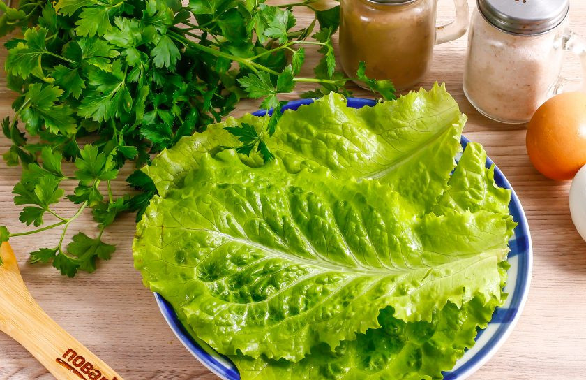 1. Этап. Салат с тунцом и манго: Промойте листья салата в воде, стряхните лишнюю влагу и выложите на тарелку.