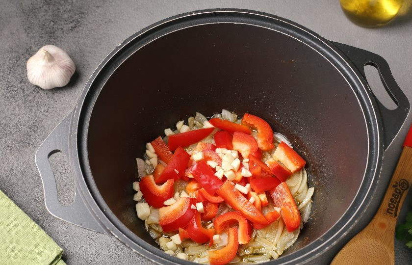 1. Этап. Ближневосточный плов с курицей и помидорами: Добавьте нарезанный небольшой соломкой болгарский перец и измельчённый ножом чеснок. Жарьте помешивая пару минут.