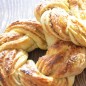 Слойки Ореховые Присыпать рабочую поверхность мукой, хорошо раскатать тесто и разделить на 4 части (четвертый пласт в кадр не влез) Масло, орехи, корицу, гвоздику, сахар коричневый, молоко поместить в чашу блендера. Перемолоть все до однородного кашеобразного состояния. При помощи силиконовой лопатки распределить ореховую массу поверх теста.