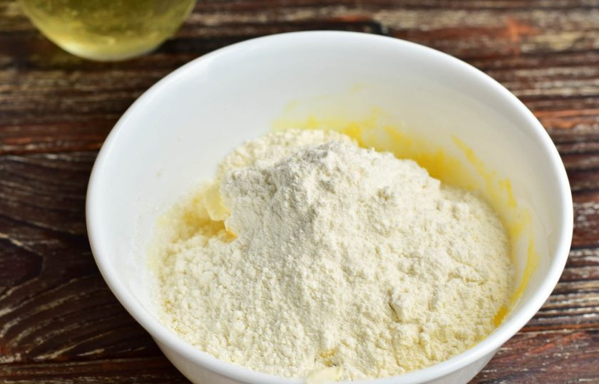 1. Этап. Тарталетки с творожным кремом и фруктами: Всыпьте муку.