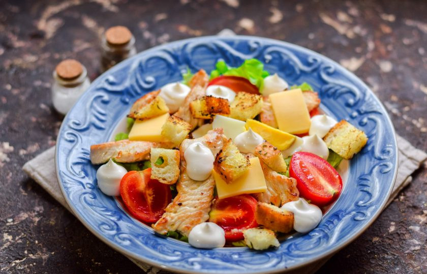 1. Этап. Салат Цезарь с индейкой: Добавьте в салат индейку, нарезанный сыр и сухарики. Заправьте салат соусом 