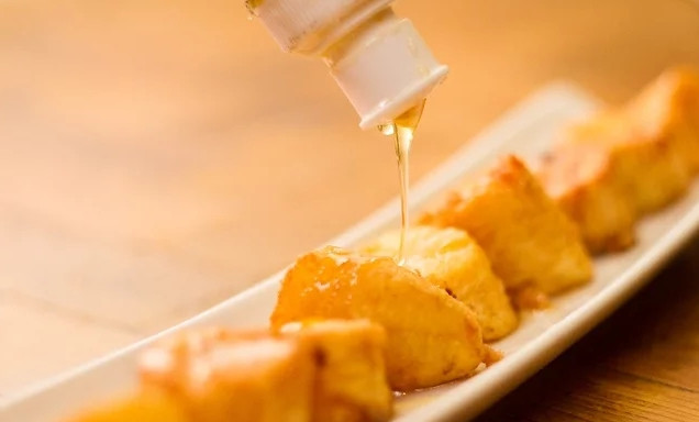 1. Этап. Бананы по-китайски: 8. Полейте медом, присыпьте кунжутом — и можно подавать бананы по-китайски к столу. Приятного аппетита!