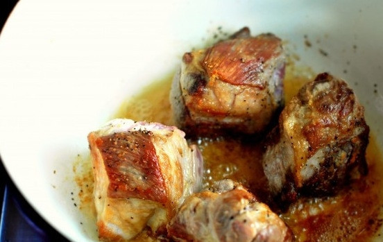 1. Этап. Свиная шейка тушеная: На быстром огне обжарьте куски мяса в небольшом количестве масла до образования корочки с каждой стороны. Нам нужно, чтобы мясо покрылось корочкой. Эта корочка при тушении не позволит вытечь мясному соку, таким образом мясо останется сочным и нежным.