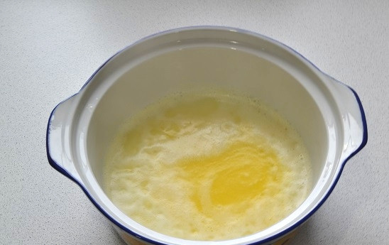 1. Этап. Профитроли с красной икрой: 3. Когда масло полностью растопилось, добавьте щепотку соли.