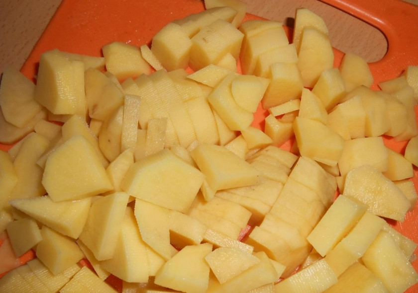 1. Этап. Уха из семги с пшеном: 2. Картошку моем и очищаем, нарезаем ее небольшими кусочками и замачиваем в воде, чтобы ушел лишний крахмал.
