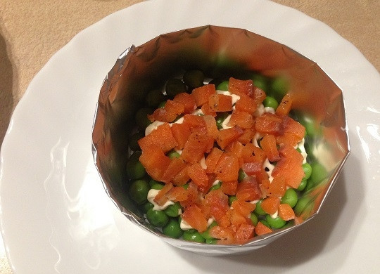 1. Этап. Салат Принцесса на горошине: 4. Следующий слой — мелко нарезанная красная соленая рыбка. Ну, и майонез.