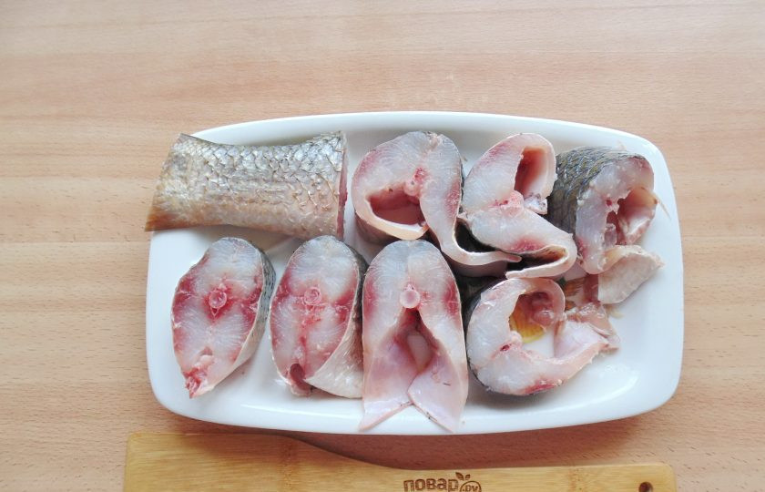 1. Этап. Заливное из пеленгаса: Нарежьте пеленгас кусочками.