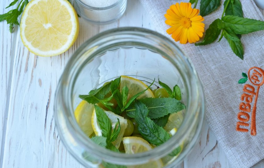 1. Этап. Компот из крыжовника: В стерильную банку положите треть банки ягод, пару колечек лимона, листочки одной веточки мяты.