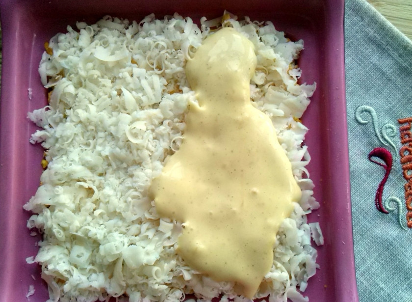 1. Этап. Салат Мимоза классический с сыром: 4-й слой: посыпаем теперь всё натертым на мелкой терке сыром (можно брать любой твердых сортов), смазываем майонезом.