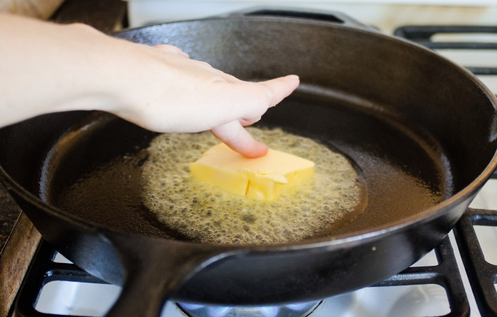 1. Этап. Драники (вариант для ленивых): 5. На сковороде разогрейте сливочное масло.