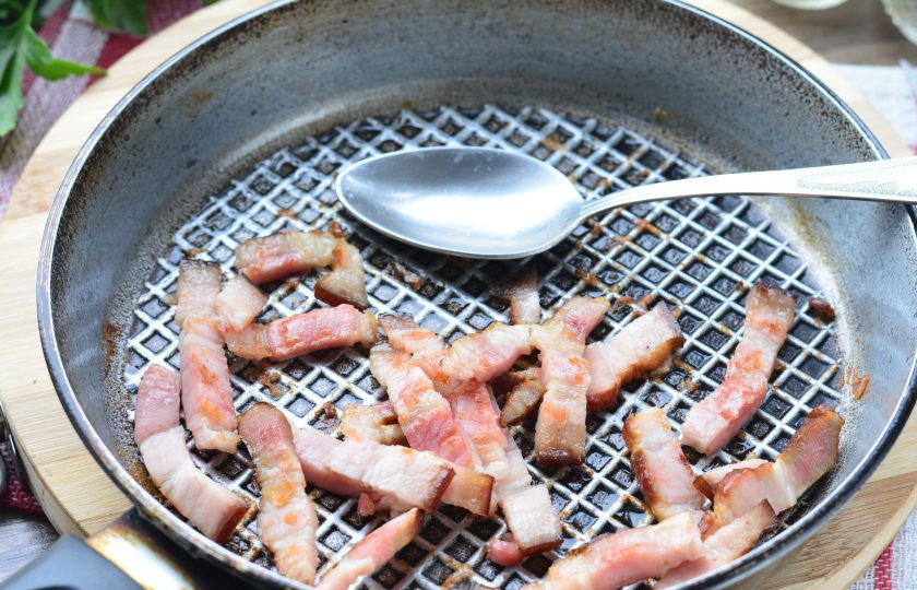 1. Этап. Салат с квашеной капустой и жареным беконом: Обжарьте бекон в сухой сковороде 1-2 минуты, чтобы он стал более ароматным.