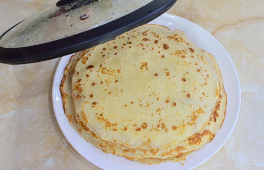 1. Этап. Блины на молоке с кипятком: Складывайте блинчики друг на друга и накрывайте крышкой, чтобы они немного пропарились.