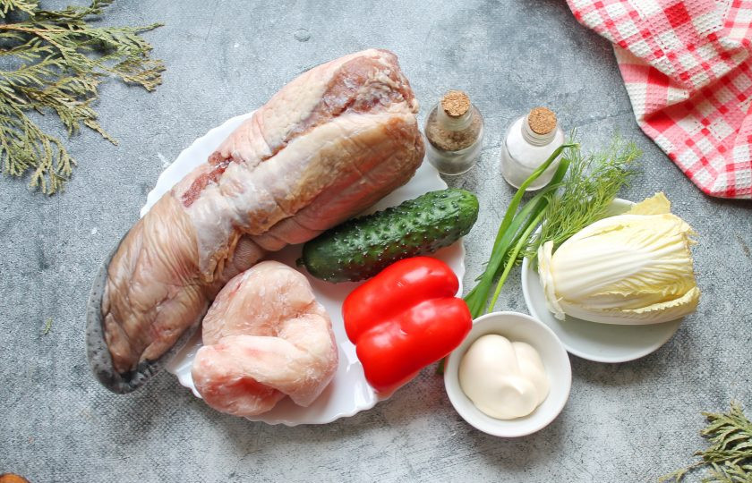 1. Этап. Салат с говяжьим языком и курицей: Подготовьте все необходимые ингредиенты для приготовления салата с говяжьим языком и курицей. У болгарского перца отрежьте плодоножку и удалите семена. Овощи, зеленый лук и зелень вымойте и обсушите.
