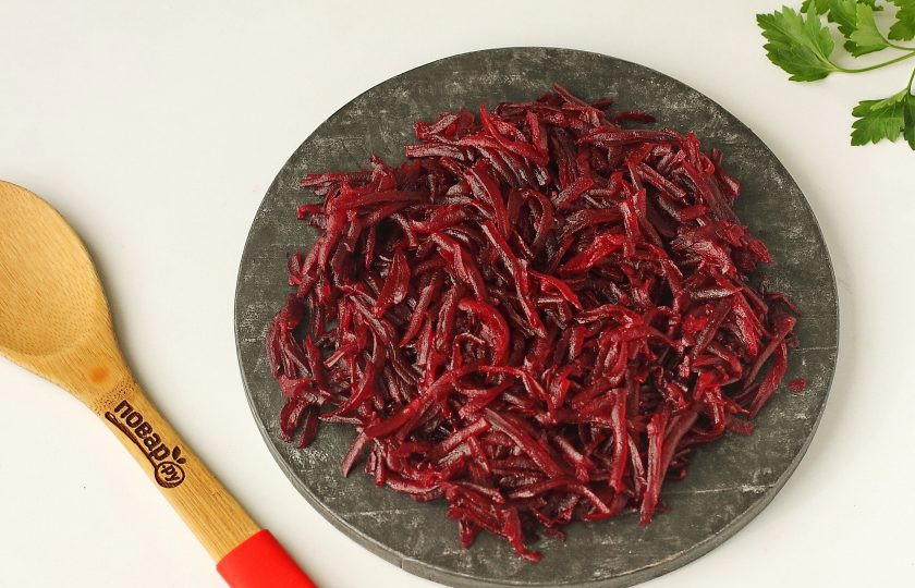 1. Этап. Борщ для диабетиков: Свеклу натрите на крупной терке.