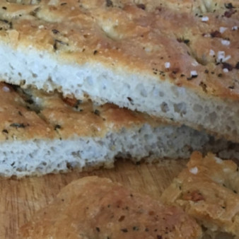 Фокачча тонкая с чесноком