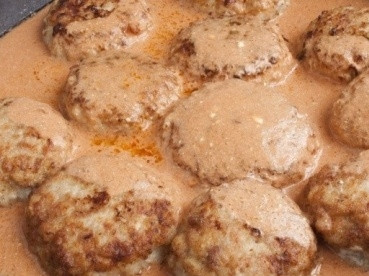 1. Этап. Ёжики с подливой: Заливаем получившейся смесью ежики, доводим до кипения. Если подлива не покрывает тефтельки, переверните их минуты через 3-4 после закипания. Накройте сковороду крышкой, уменьшите огонь и тушите блюдо минут 10.