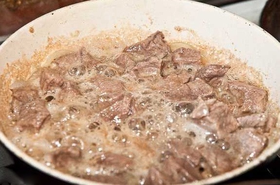 Говядина в соусе 1. Этап. Говядина в соусе: Мясо посолите и поперчите по вкусу. Готовьте пока вся жидкость не испарится.