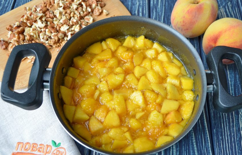 1. Этап. Варенье из персиков с грецкими орехами: Когда сока для варки будет достаточно, доведите варенье быстро до кипения и варите на медленном огне 25-30 минут, снимайте пенку, периодически перемешивайте деревянной лопаткой.