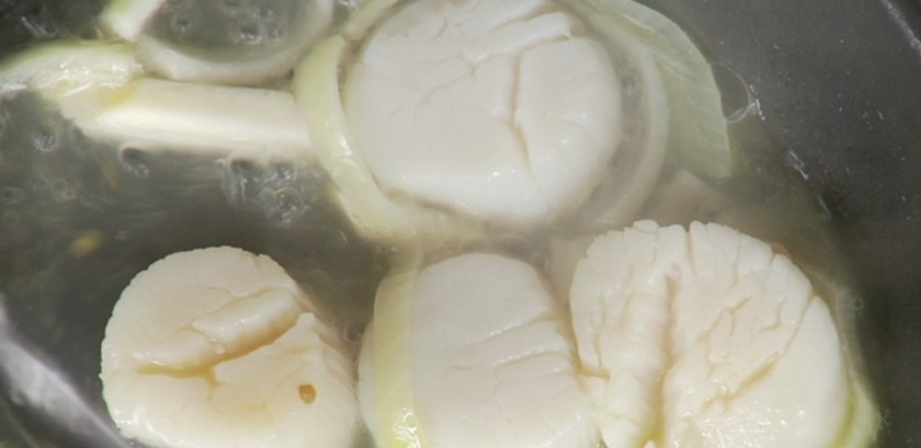 1. Этап. Суп из гребешков: 4. На сковороде разогреваем масло и обжариваем гребешки с кусочками лука до готовности (около 5-7 минут).