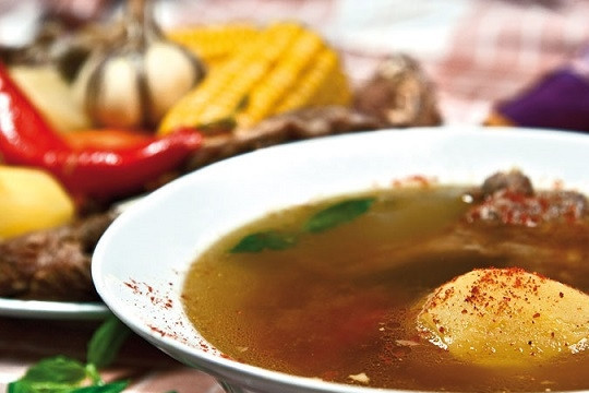 1. Этап. Шурпа в казане: 9. Когда шурпа в казане в домашних условиях готова, аккуратно достаньте шумовкой лук, базилик и острый перец. В тарелку налейте бульон и положите кусочек мяса. Можно добавить также картофель. Все остальные овощи подавайте на отдельном блюде. Приятного аппетита!