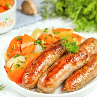 Колбаски «По-балкански» с салатом из запеченных овощей