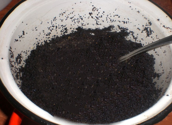 1. Этап. Пончики с маком: Мак перетираем вместе с сахаром в комбайне или в ступке. Выкладываем в посуду, такая начинка у нас получилась!